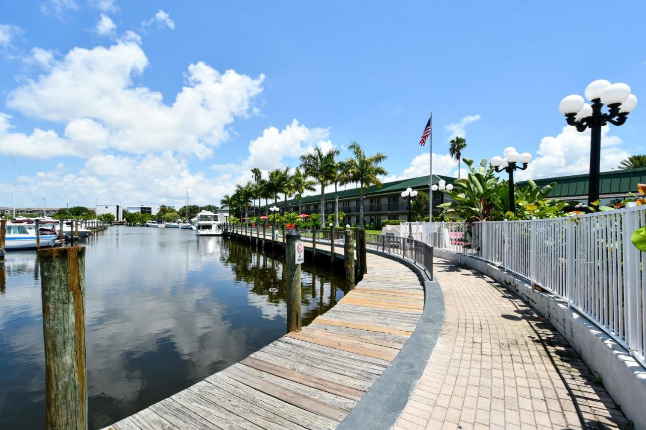 Remodeled, Huge Pool, Tiki Bar & Grill, Quiet Room Sarasota Exterior photo
