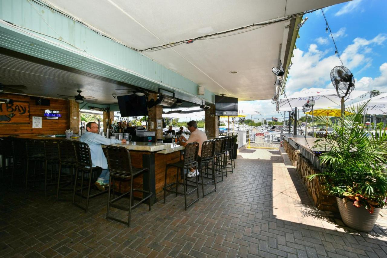 Remodeled, Huge Pool, Tiki Bar & Grill, Quiet Room Sarasota Exterior photo